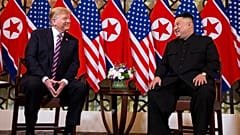 Trump y Kim Jong-un se reúnen en una cumbre histórica en Vietnam