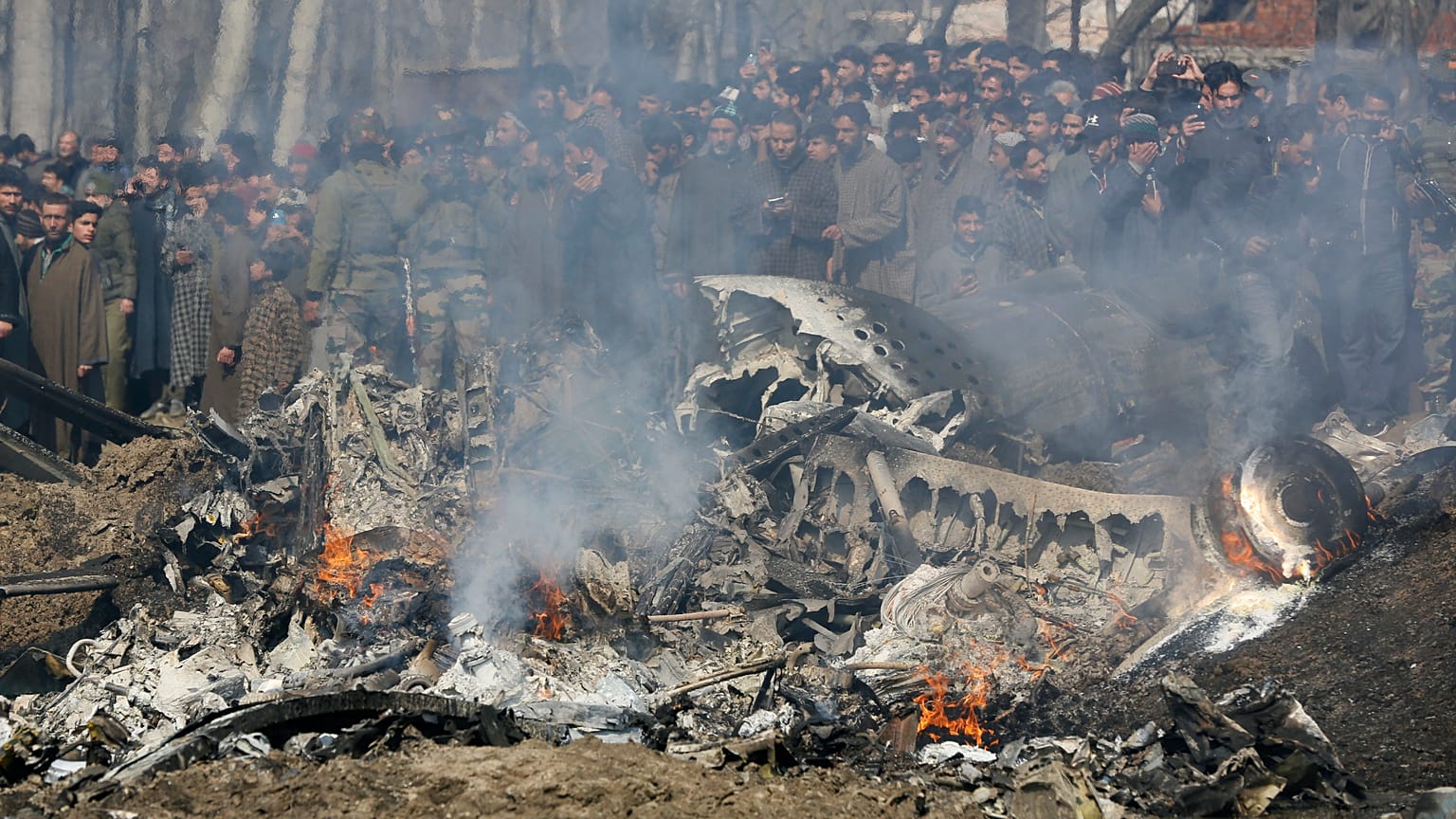 Keşmir'in Srinagar kenti yakınlarında düşen Hindistan'a ait helikopter