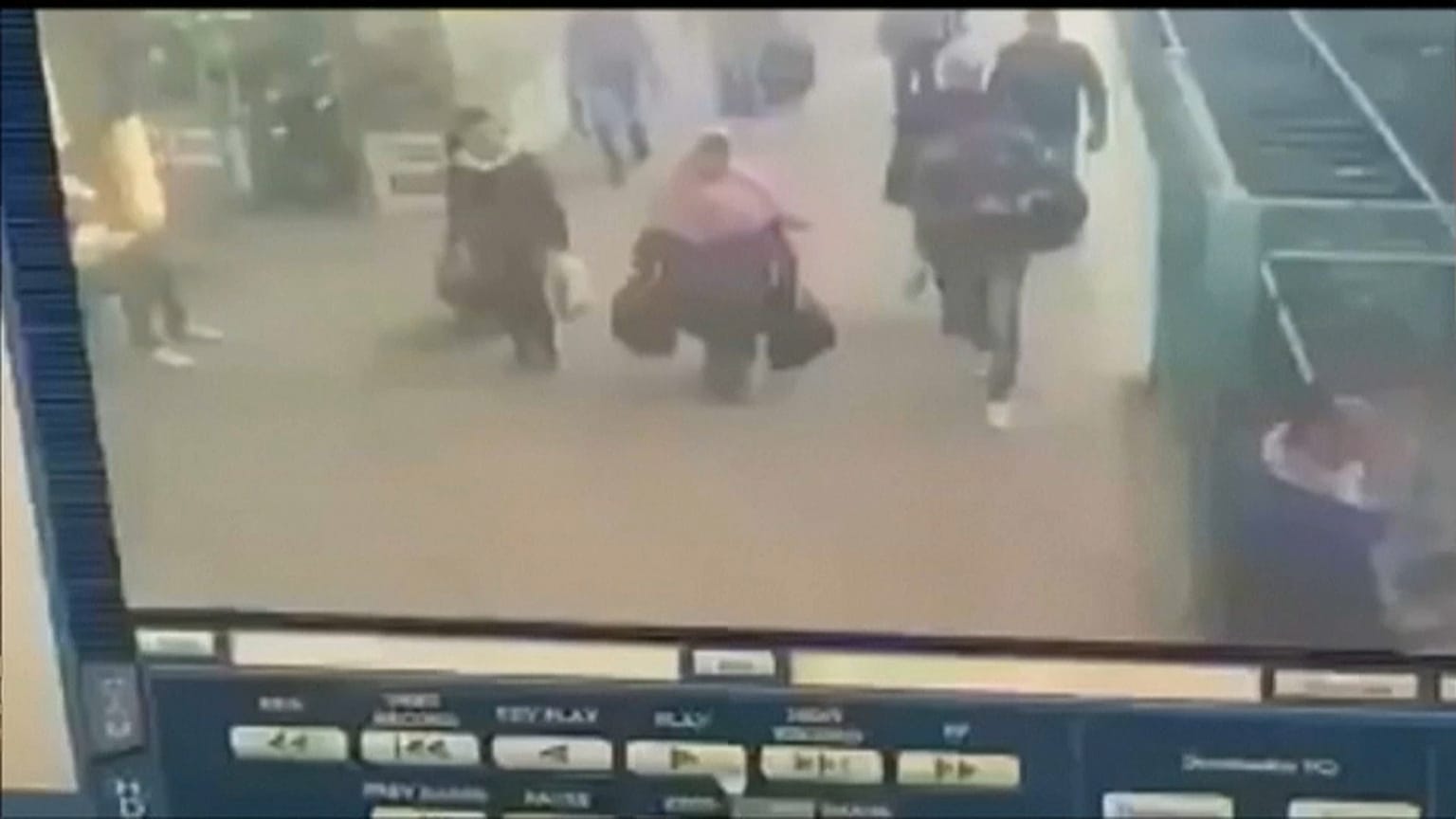 صورة من كاميرات المراقبة بالمحطة قبيل وقوع الحادث