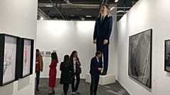 Un ninot del rey Felipe VI caldea las galerías de Arco 2019