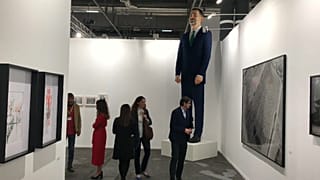 Un ninot del rey Felipe VI caldea las galerías de Arco 2019