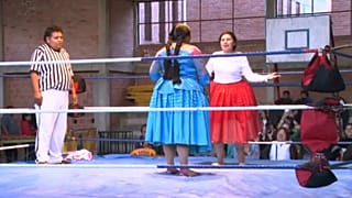 Las cholitas luchadoras de Bolivia, con faldas y a lo loco