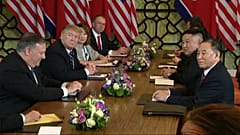 Kim Jong-un surpreende em Hanói