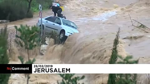Sel sularının ortasında mahsur kalan yaşlı adama kurtarma operasyonu
