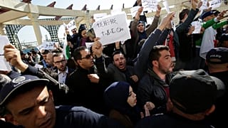 Hükümet karşıtı gösterileri haber yapamayan gazetecilerin protestosuna polis müdahalesi