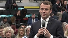 Une "gilet jaune" offre un cadeau embarrassant pour Emmanuel Macron 