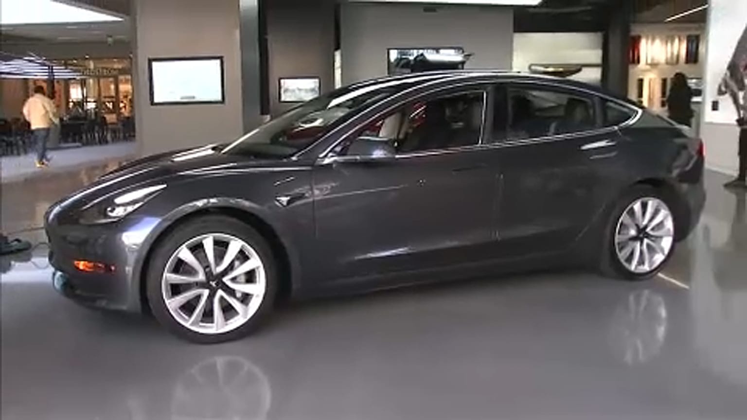Az online értékesítést preferálja a Tesla