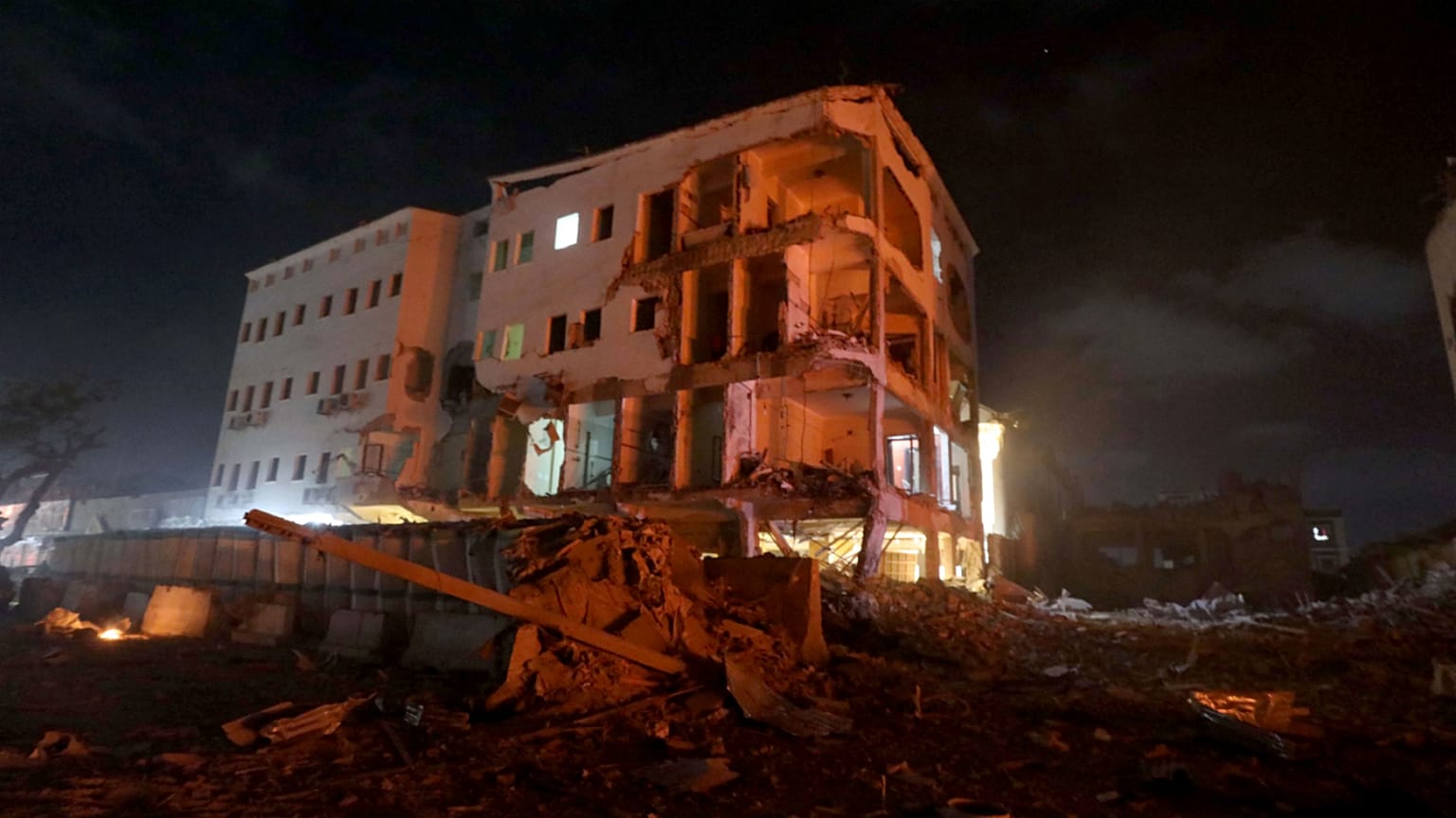 29 قتيلا على الأقل وأكثر من 80 جريحا في تفجير انتحاري بالصومال 