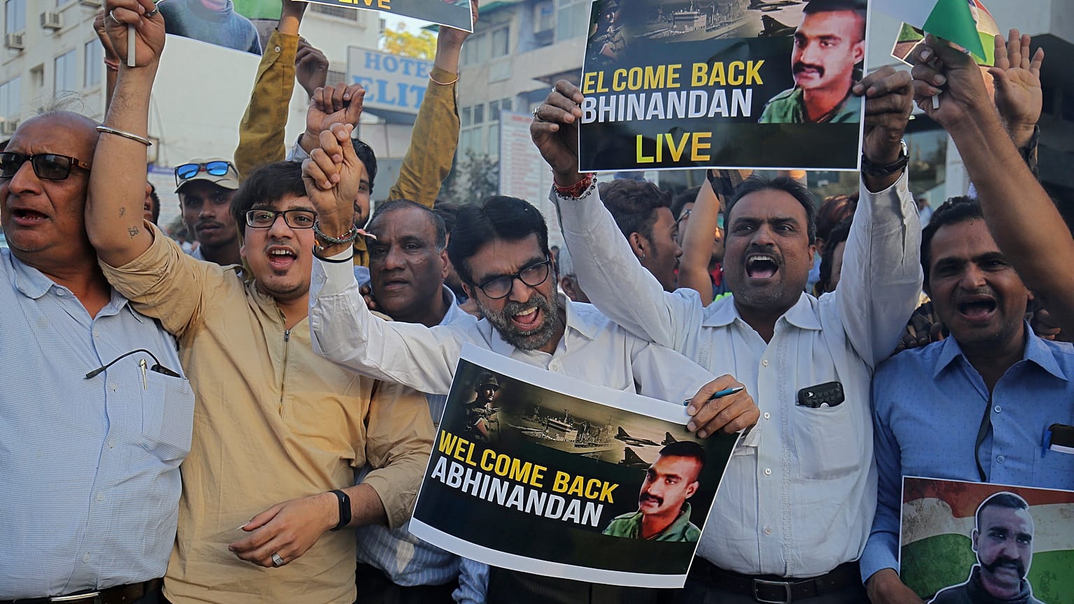  Pakistan releases captured Indian pilot at border point