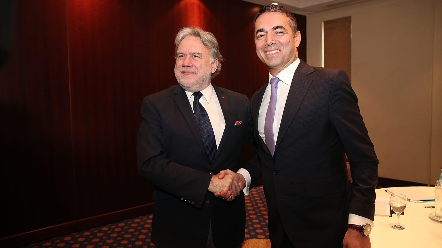 Συνάντηση Κατρούγκαλου - Ντιμιτρόφ στο Οικονομικό Φόρουμ των Δελφών