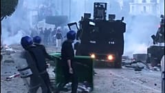 من مواجهات بين الشرطة ومحتجين في الجزائر
