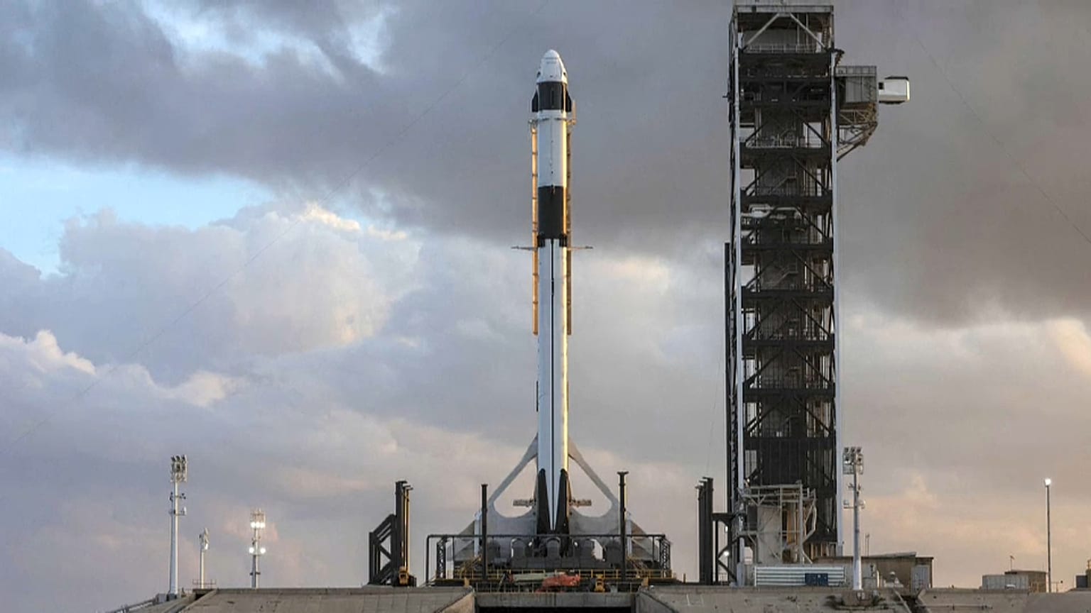 Video: NASA ve SpaceX'ten insanlı uzay uçuşu öncesi mankenli test