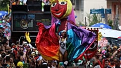 Brésil : le carnaval enflamme Rio