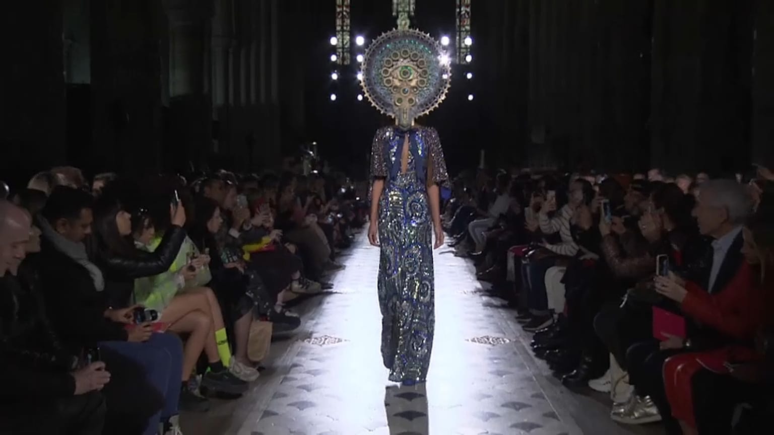 A moda e as máscaras de Manish Arora, em Paris