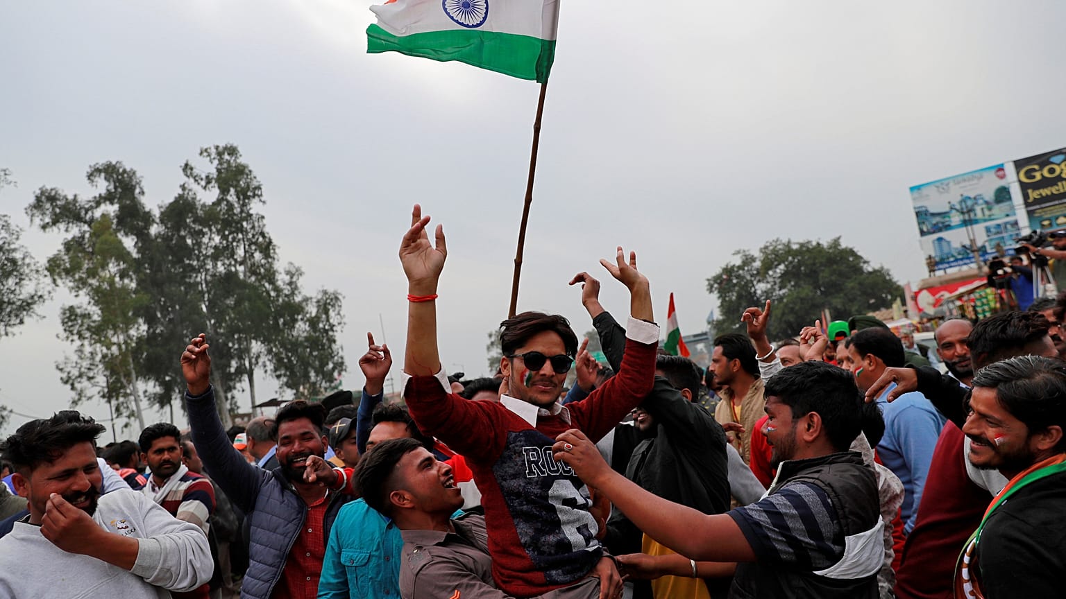 Torna a casa il pilota indiano dell'aereo abbattuto in Pakistan