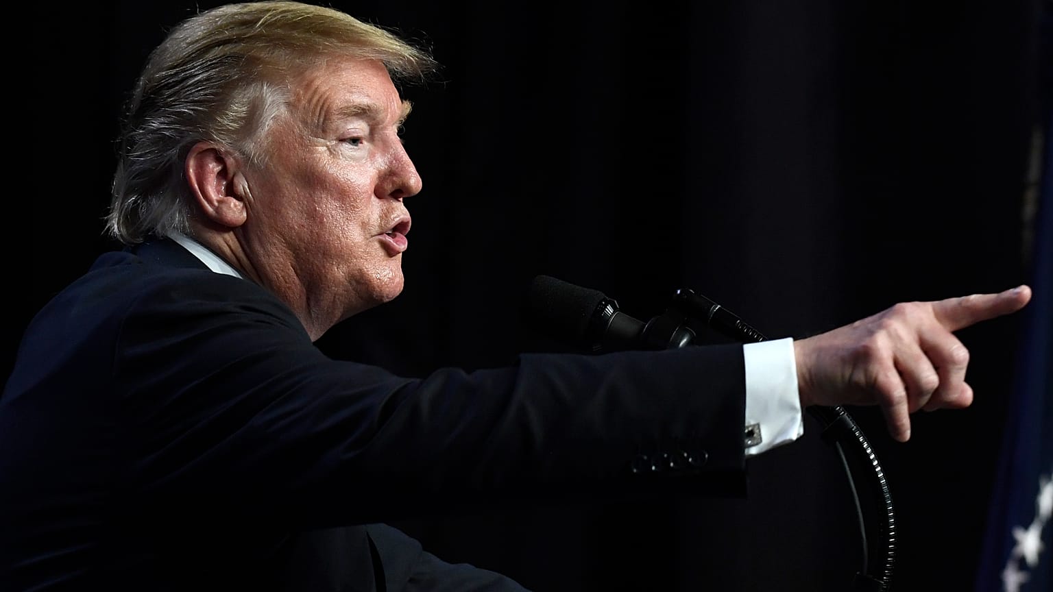 "Trump karne notlarını açıklamamaları için okul yönetimlerini tehdit etti"