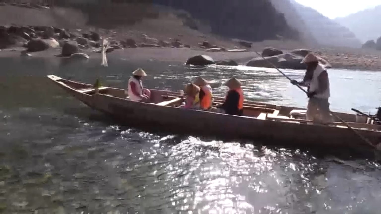 Riverboat piligrimage heralds arrival of spring in western Japan 