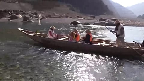Riverboat piligrimage heralds arrival of spring in western Japan 