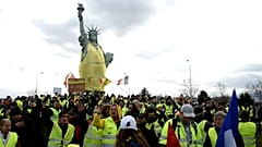 La statue de la Liberté en gilet jaune