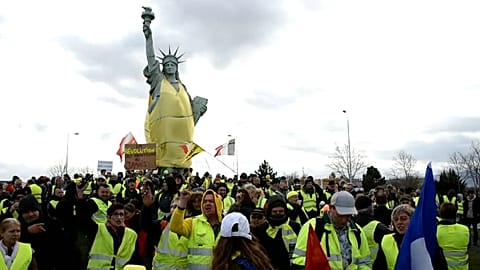 La statue de la Liberté en gilet jaune
