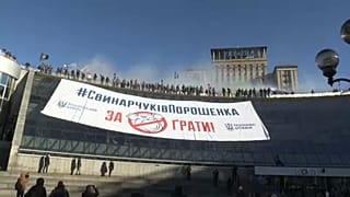Óriási molinó Porosenko ellen Kijevben