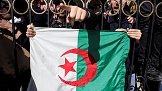 طلاب يحتجون على ترشيح عبد العزيز بوتفليقة لولاية خامسة