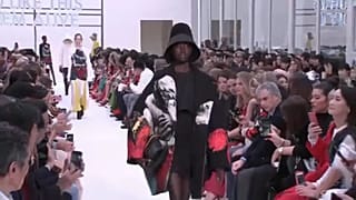 Valentino, Issey Miyake és Westwood a Párizsi Divathéten