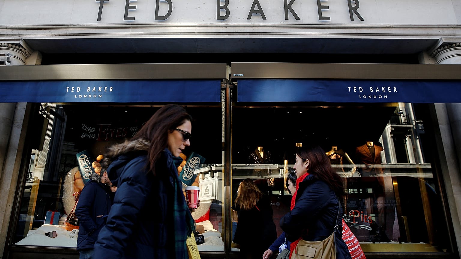 Moda, inchiesta sulla "cultura degli abbracci": si dimette il CEO di Ted Baker