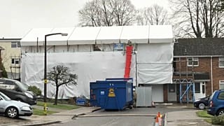 Бывший дом Скрипалей в процессе разбора крыши