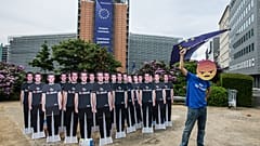 Tüntető Mark Zuckerberget ábrázoló életnagyságú kartonfigurákkal 