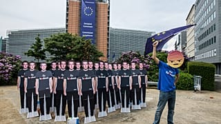 Tüntető Mark Zuckerberget ábrázoló életnagyságú kartonfigurákkal 