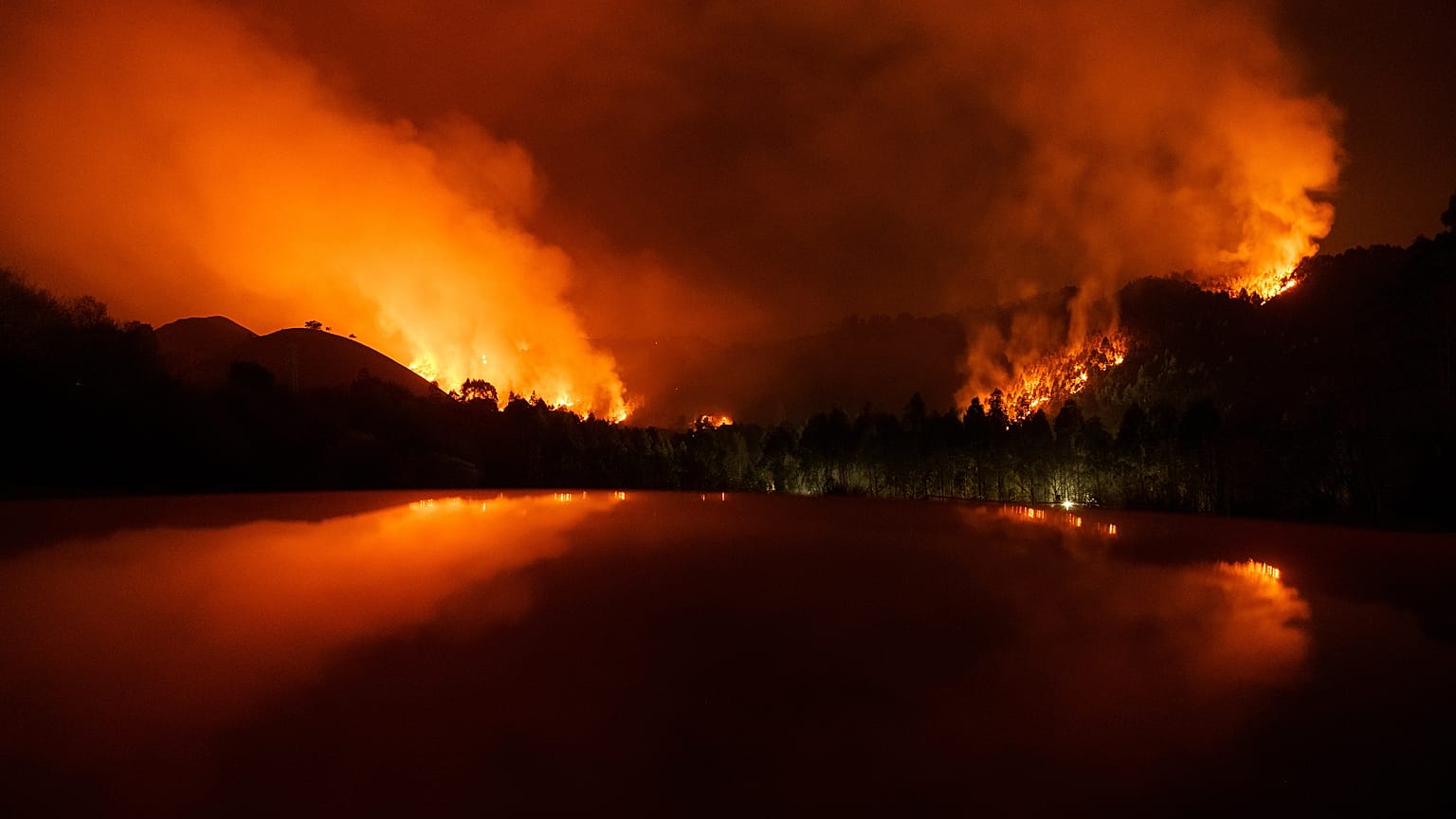 La Spagna brucia anche durante l'inverno