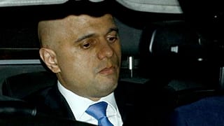 ساجد جاويد وزير الداخلية البريطاني يغادر البرلمان في العاصمة لندن