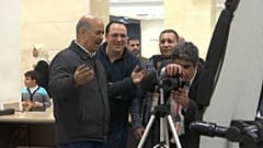 فيديو.. محترف مصري لتعليم المكفوفين فن التصوير: شتان بين النظر والبصيرة