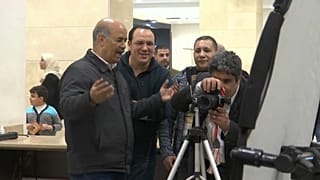 فيديو.. محترف مصري لتعليم المكفوفين فن التصوير: شتان بين النظر والبصيرة