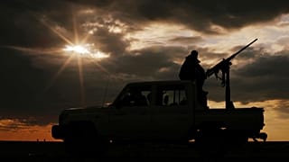 مقاتل من قوات سوريا الديمقراطية بالقرب من قرية البوغاز