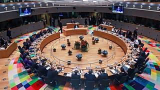 Ülésterem Brüsszelben az októberi EU-csúcs második napján a találkozó előtt
