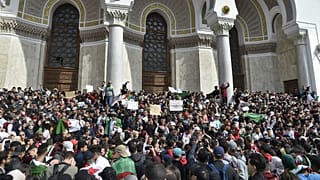 Los argelinos persisten en su lucha en las calles pese a advertencias del Ejército