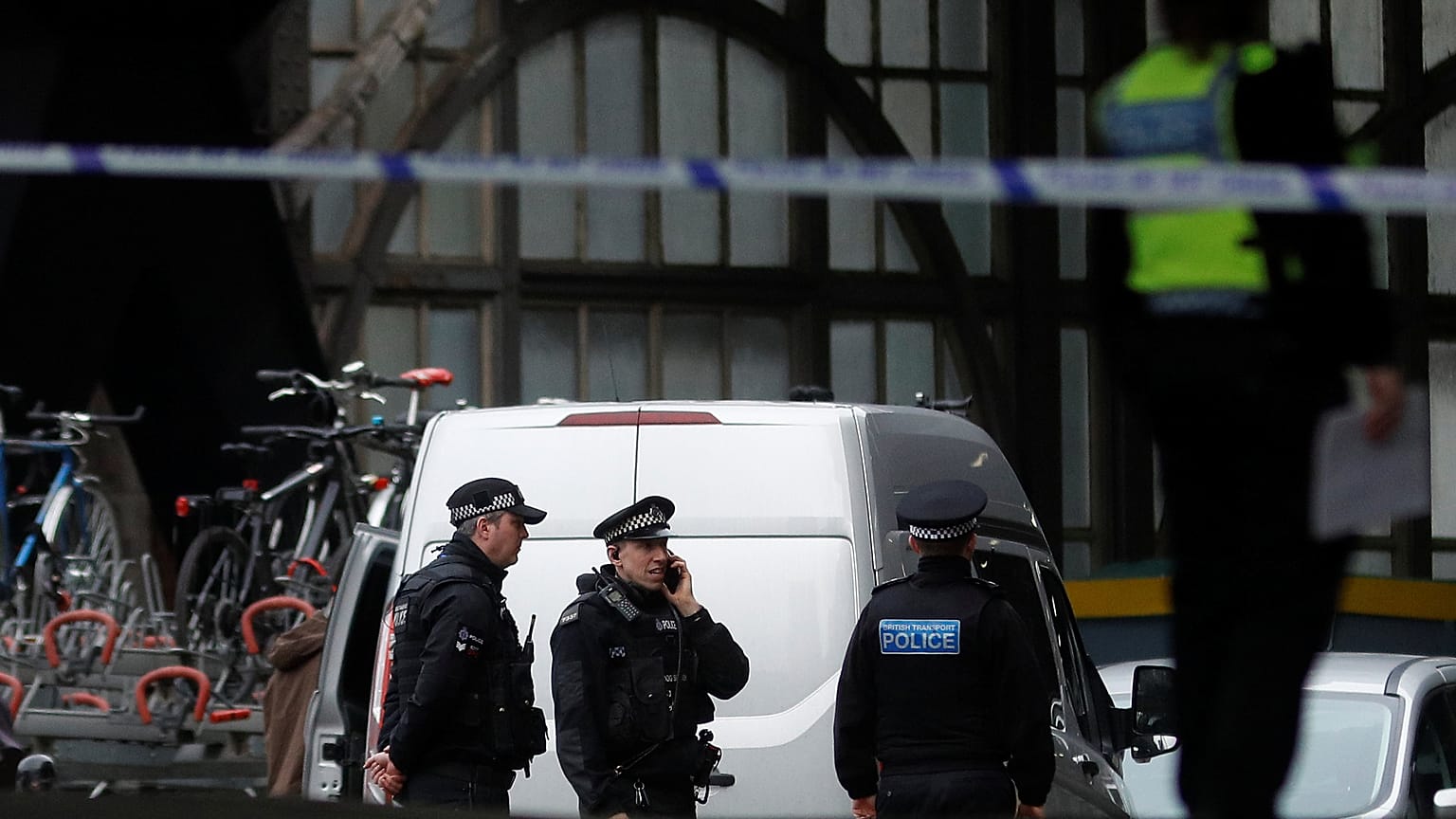 Irische Briefmarken auf 3 Sprengstoffpäckchen in London