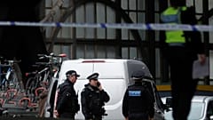 Irische Briefmarken auf 3 Sprengstoffpäckchen in London