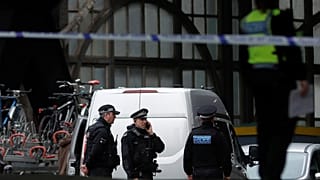 Irische Briefmarken auf 3 Sprengstoffpäckchen in London