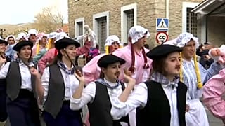 شاهد: رجال في ملابس نسائية وسيدات في ملابس رعاة بكرنفالات إسبانيا 