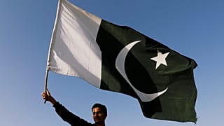 Hindistan'la savaşın eşiğinden dönen Pakistan'dan silahlı gruplara baskın