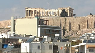 Atene: giungla di cemento attorno all'Acropoli