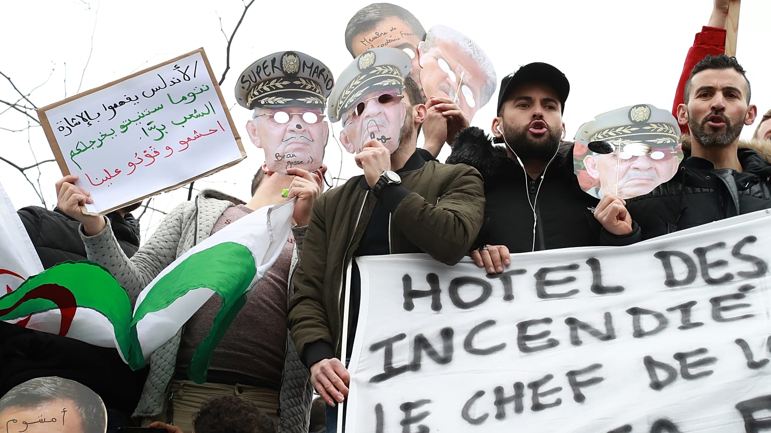 L'armée algérienne agite le bâton, mais les étudiants restent debout 