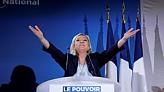 Le Pen és Salvini pártcsaládjával is tárgyal a Fidesz a Néppárt mellett, írja a Politico