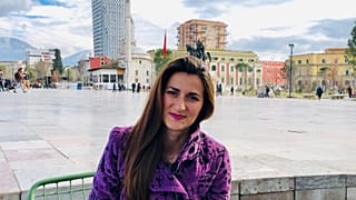 Arnavut sanatçı Aida Ljukaj ile İskender Bey Meydanı'nda görüştük