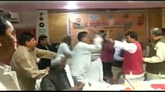 Briga de sapatos entre políticos indianos