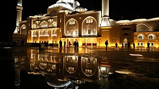 Türkiye'nin en büyük camisinde ilk ezan okundu