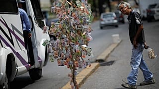 آمریکا بانک‌هایی را که با دولت مادورو کار می کنند تحریم می‌کند